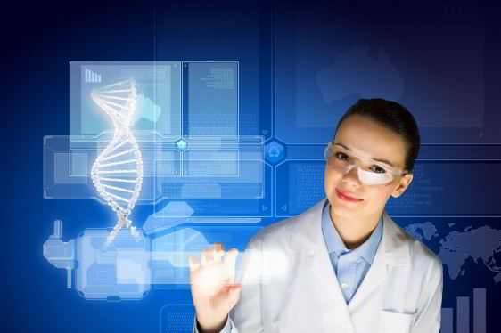 Mujer con bata blanca y lentes de seguridad manipulando objeto luminoso de cadena de ADN vurtual
