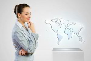 Mujer de pie observando un mapa del mundo