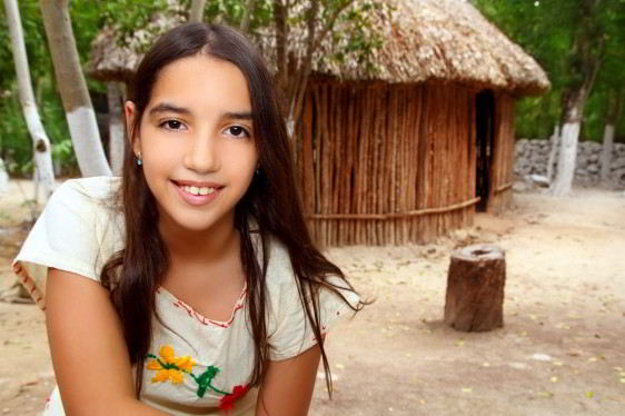 Mexicana indigena en el fondo casa de madera en la jungal