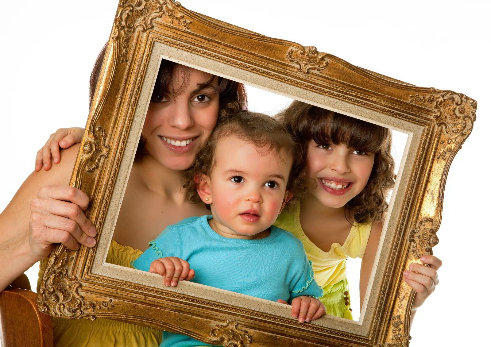 Mujer con un bebé y una niña acomodándose en un cuadro vacio