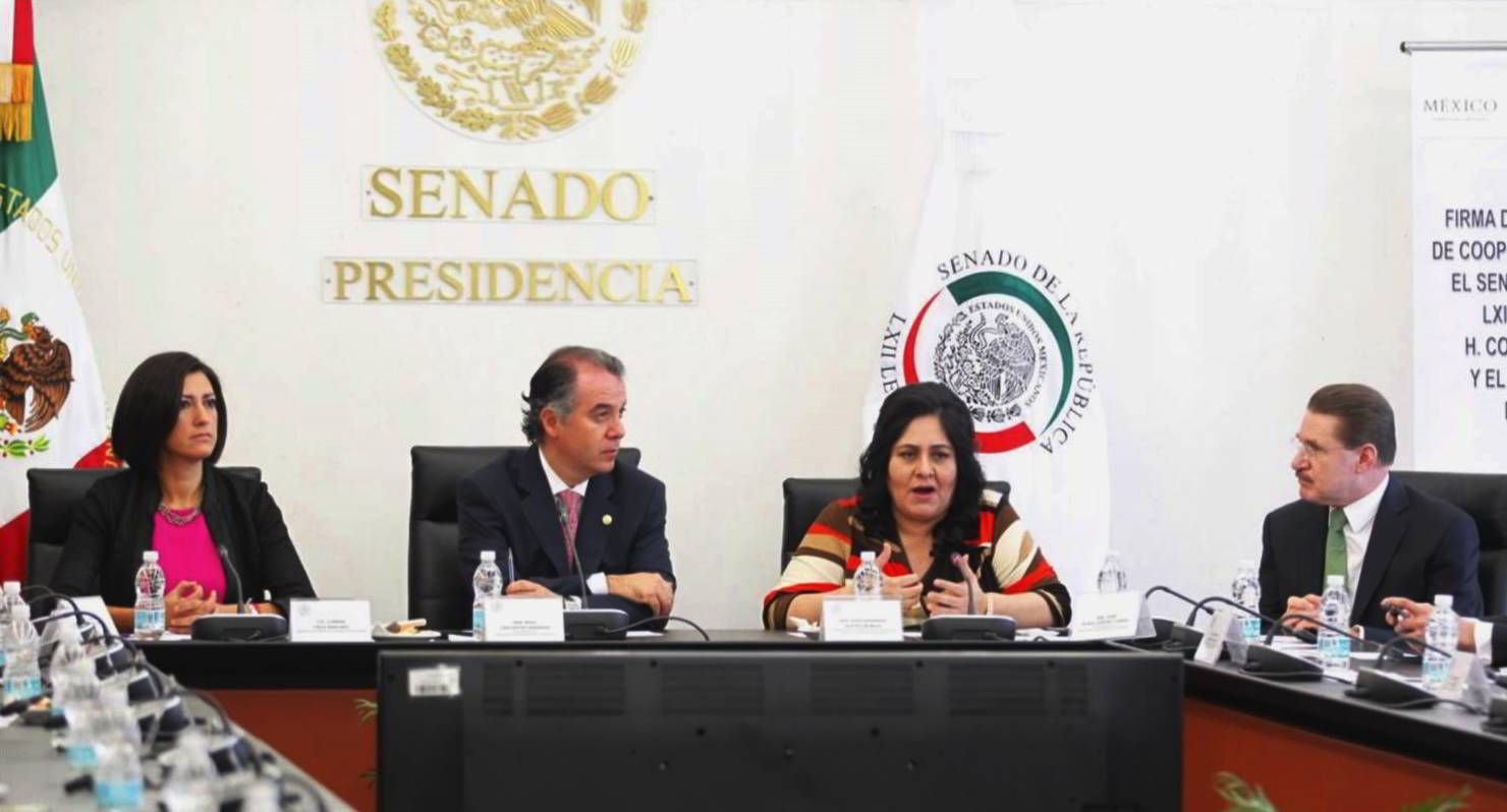 Funcionarios sentados letrero al fondo con texto Senado Presidencia