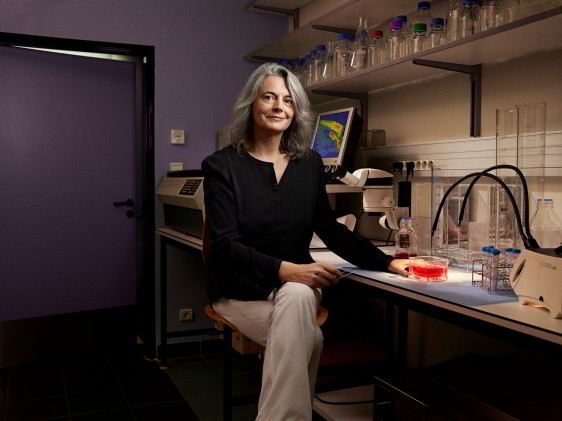 Brigitte Kieffer sentada en un laboratorio