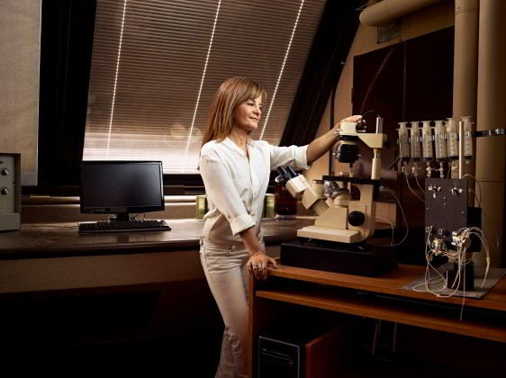 Cecilia Bouzat en un laboratorio 