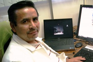 Benjamín Florán Garduño sentado con una computadora al lado