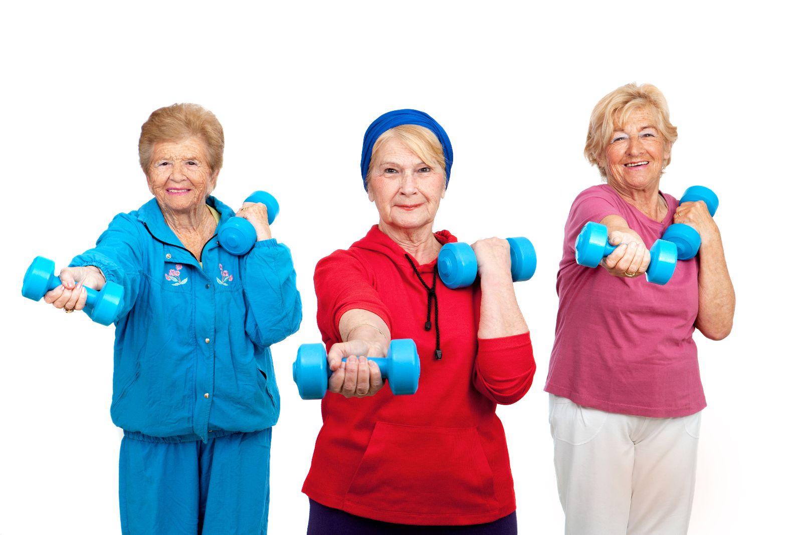 Tres mujeres adultas mayores con ropa deportiva levantando pesas