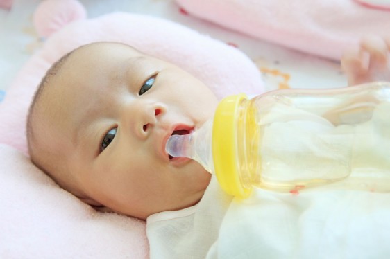 Un recién nacido tomando leche de un biberón