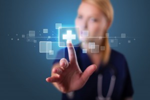 Enfermera tocando pantalla virtual en dond se encuentra icono de hospital
