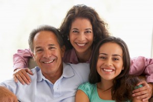 madre abrazando a padre e hija sentados