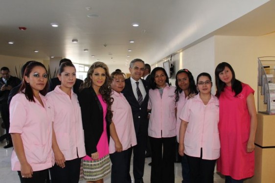 Jefe de Gobierno de la Ciudad de México rodeado del personal de la Clínica Integral de la Mujer