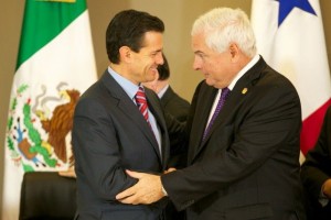 Presidentes Enrique Peña Nieto y Ricardo Martinelli en un saludo de manos con bandera de México y Panáma al fondo