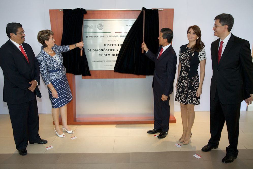 Presidente de México y la Secertaria de Salud de México desplazando una cortina que oculta una placa con el texto de inaguración