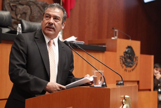 senador Raúl Morón Orozco en el podium del Senado