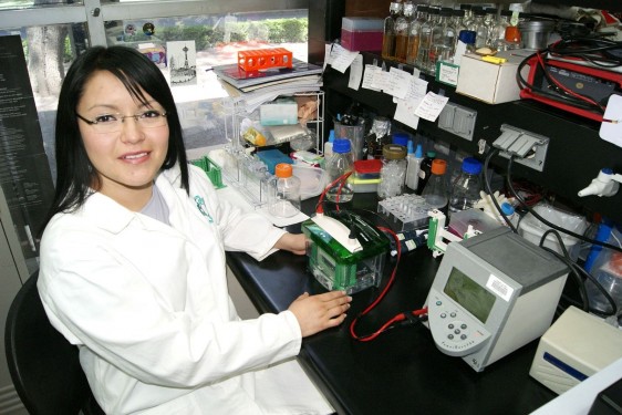 Diana Gabriela Valencia Reséndiz en el laboratorio