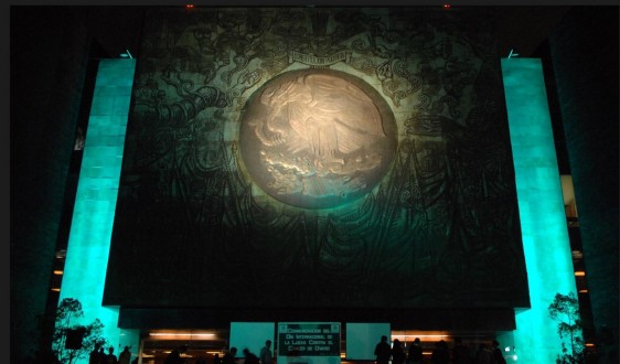 iluminación en color turquesa de la entrada principal del Palacio Legislativo de San Lázaro
