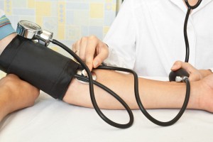 Acercamiento al brazo de una persona a quién le miden la presión arterial