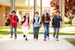 Niños corriendo en el patio de una escuela