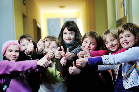 Grupo de niños mostrando el dedo pulgar hacia arriba