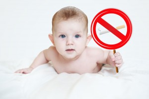 Bebé con letrero de prohibido fumar
