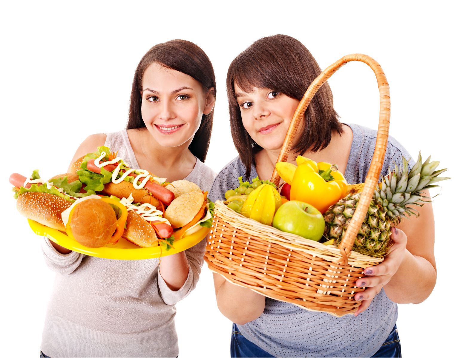 Mujer obesa con canasta de frutas y mujer delgada con comida rápida