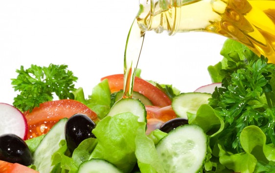 Aceite de oliva en la ensalada