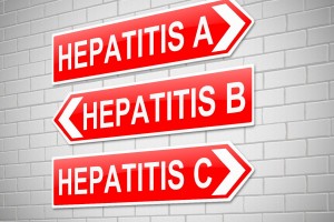 Tres flechas rojas cada una con con textos de hepatitis A, B, C en una pared de ladrillos blancos