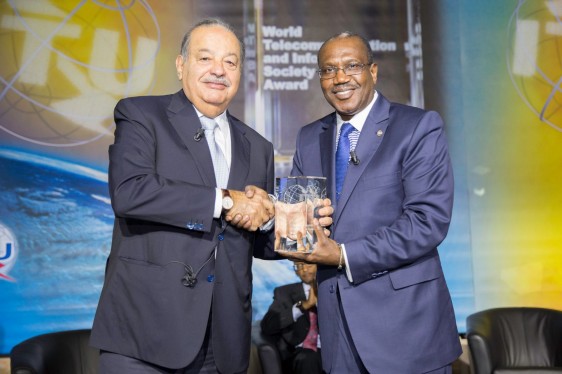 Carlos Slim recibe un objeto de cristal de manos de Hamadoun I. Touré
