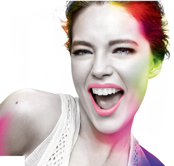 Mujer sonriendo con destellos en colores electricos