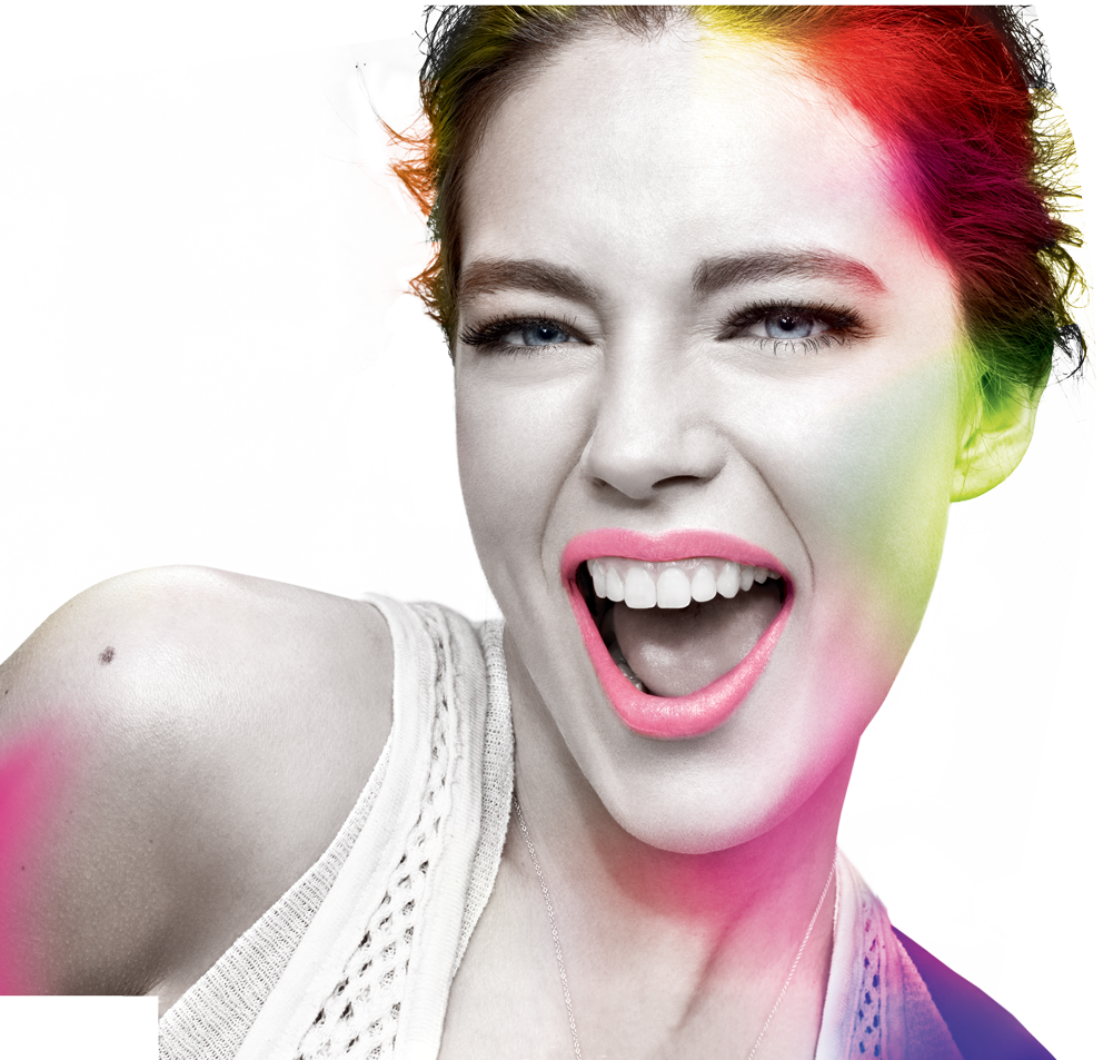 Mujer sonriendo con destellos en colores electricos