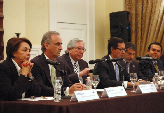 Sentados de izquierda a derecha Ma. Elena Juárez de Beristain,   Lic Joaquín Quintana, Dr Fernando Cano Valle, Lic Campa Cifrián, Sr Antonio Mazzitelli y Mtro. Erick Ochoa