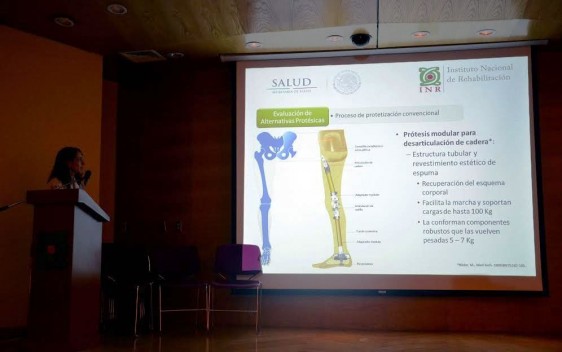 Diapositiva con ilustración de la prótesis al lado una mujer