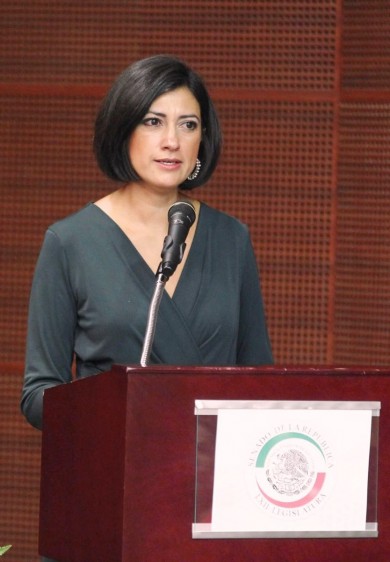 Lorena Cruz Sánchez, presidenta del Instituto Nacional de las Mujeres en un podium