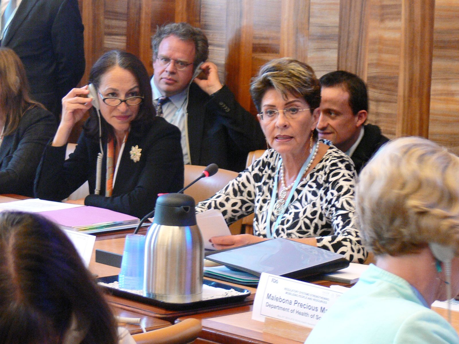 Comisionado de la COFEPRIS, Mikel Arriola; la Comisionada de la FDA, Margaret Hamburg; la Directora General del Departamento de Salud de Sudáfrica, Malebona Precious; el Consultor Senior de Asuntos Regulatorios de la Fundación Gates, Vincent Ahonkhai; el Director Ejecutivo del Fondo Global de Lucha contra el Sida, Tuberculosis y Malaria, Mark Dybual, y la Directora General Adjunta de la OMS, Mary-Poule Kieny, entre otros.