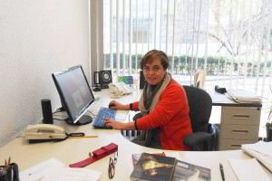 Doctora Gabriela Rodríguez Manzo sentada en un escritorio engfrente de una pantalla de computadora