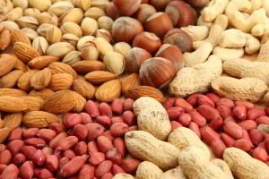 Imagen con varios tipos de nueces y cacahuates