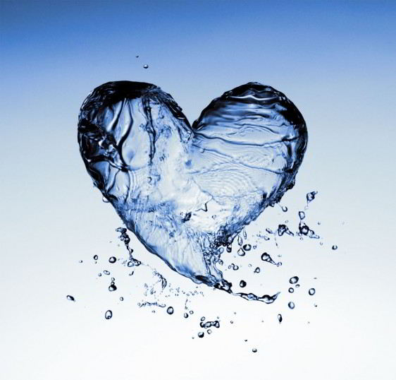 Agua suspendida en el aire con forma de un corazón