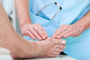 Ortopedista revisando pie de un paciente