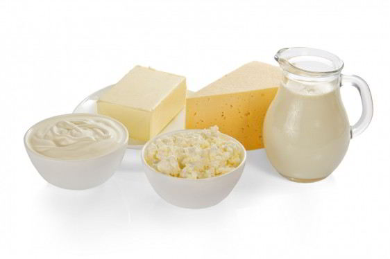 crema agria, queso cottage, leche, queso y la mantequilla, aislado en blanco