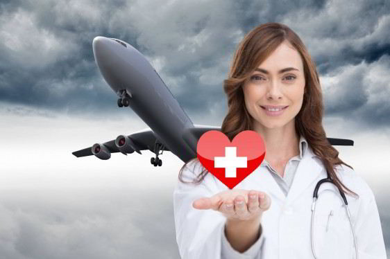 doctora sosteniendo con su mano icono de corazón al fondo un avión despegando