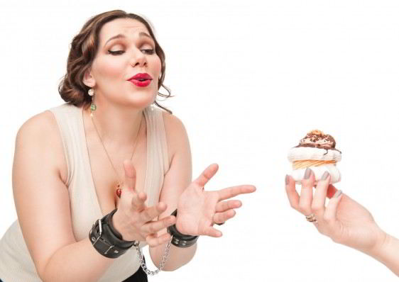 Mujer con sobrepeso con la tentación de un pastelito
