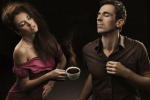 Una pareja disfrutando de una taza de café