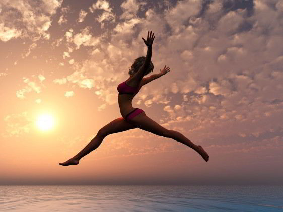 Mujer saltando al fondo una puesta del sol en el oceano