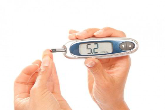 paciente de diabetes sangre nivel glucosa usando glucómetro de medición
