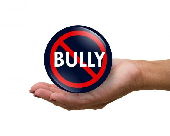 Acercamiento a una mano con un icono de prohibido adentro la palabra bully