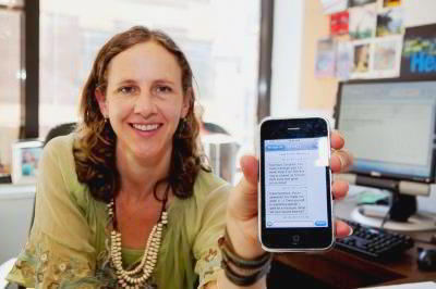 Lorien Abroms mostrando en un teléfono la aplicación usada en la investigación