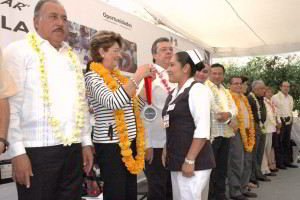 Mercedes Juan pone una medalla a una enfermera