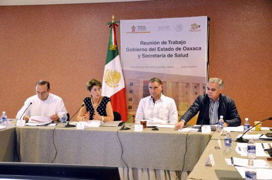 Mercedes Juan, acompañada de Gabino Cué Monteagudo sentados en una mesa de trabajo