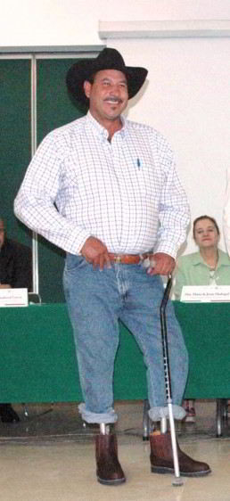 Carlos Barraza de pie usando protesis inferiores