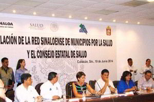 Reunion de personas con letrero "Red Sinaloense de Municipios por la Salud"