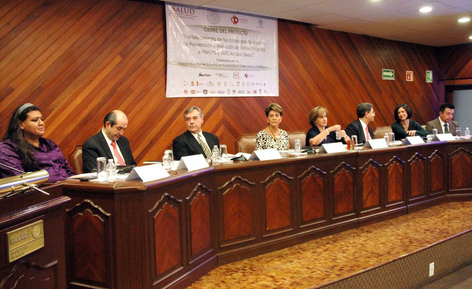 Grupo de personas en un podium