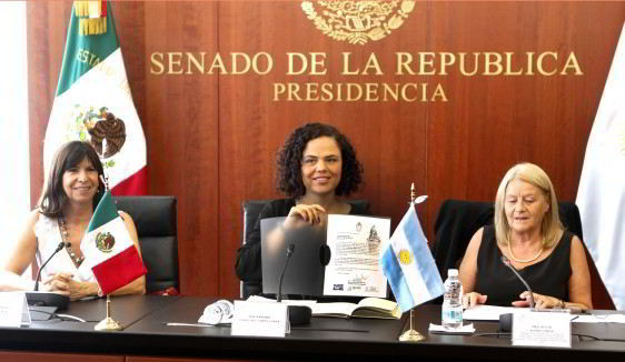 De izquierda a derecha la Alicia Aloro Lynch, integrante del Comité de Nominaciones de Argenitna, senadora Mariana Gómez del Campo Gurza y la embajadora de Argentina en México, Patricia Vaca Narvaja